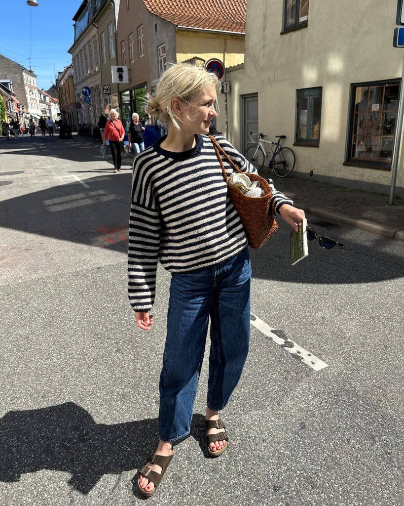 Kvinde iført blå og hvidstribet Olga Sweater