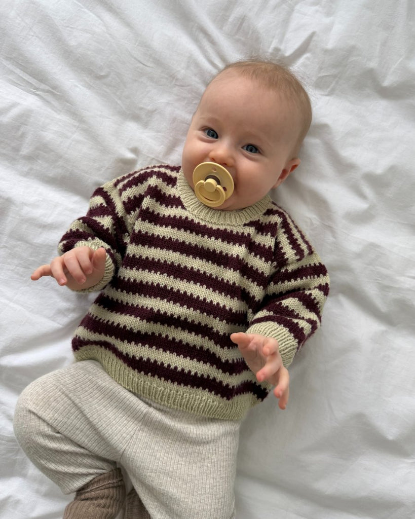 Baby iført bordeaux og grøn Otto Sweater Baby