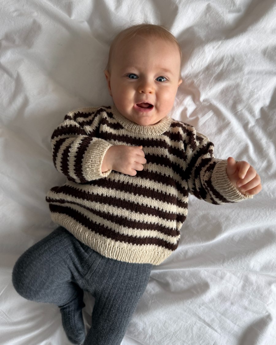 Baby iført hvid og brun Otto Sweater Baby