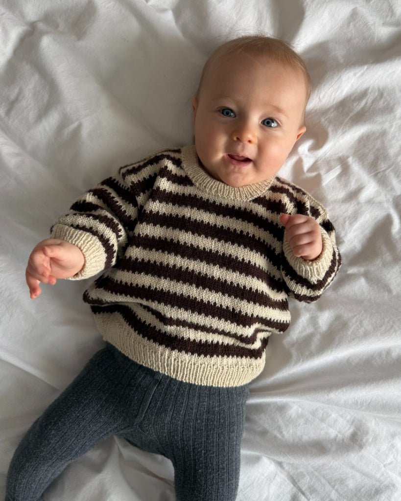 Baby iført hvid og brun Otto Sweater Baby