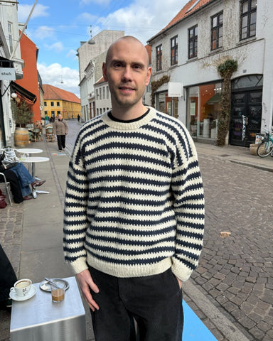 Man iført hvid og blå Otto Sweater Man