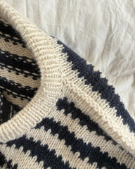 Skulderdetalje på hvid og blå Otto Sweater Man
