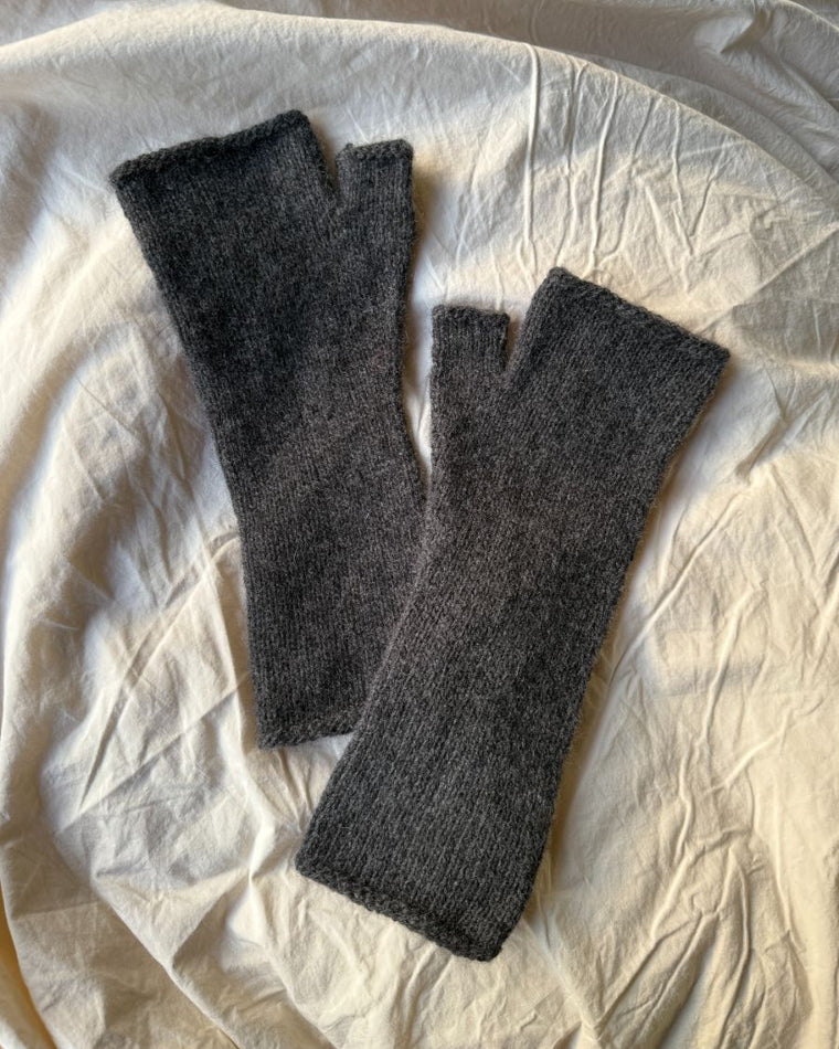 Kvinde iført beige Penny Gloves