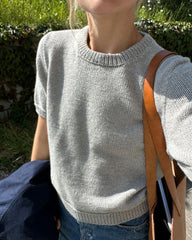 Kvinde iført lysegrå Poppy Tee