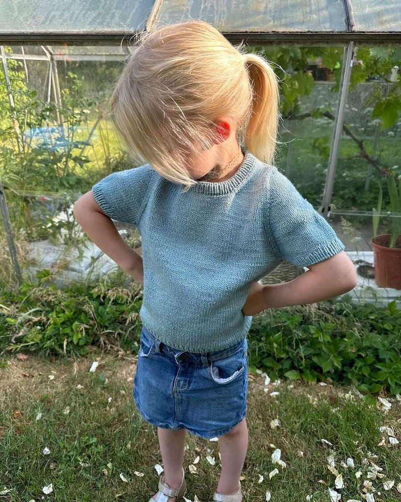 Pige iført lyseblå Poppy Tee Junior