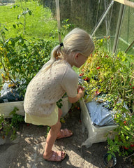 Barn iført lys beige Rigmors Sommerbluse