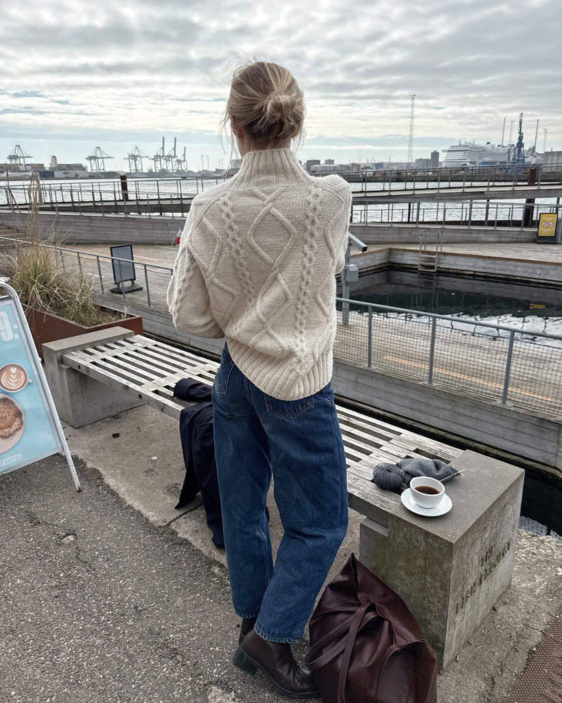 Kvinde iført hvid Saga Sweater set bagfra