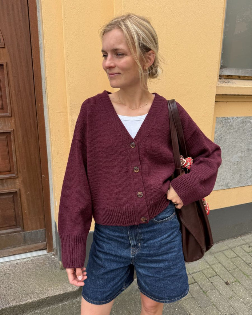 Kvinde med bordeaux Scarlet Cardigan