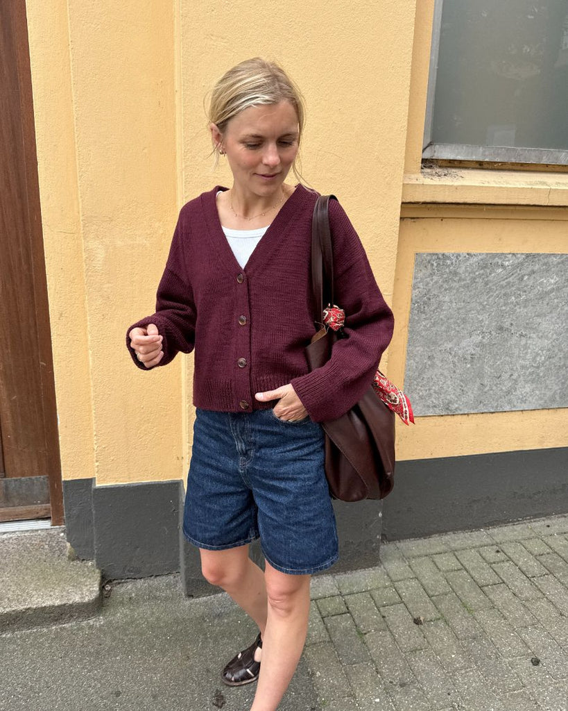 Kvinde med bordeaux Scarlet Cardigan