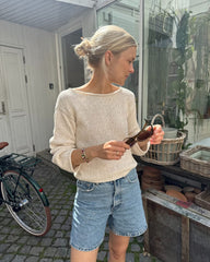 Kvinde iført hvid Sevilla Blouse