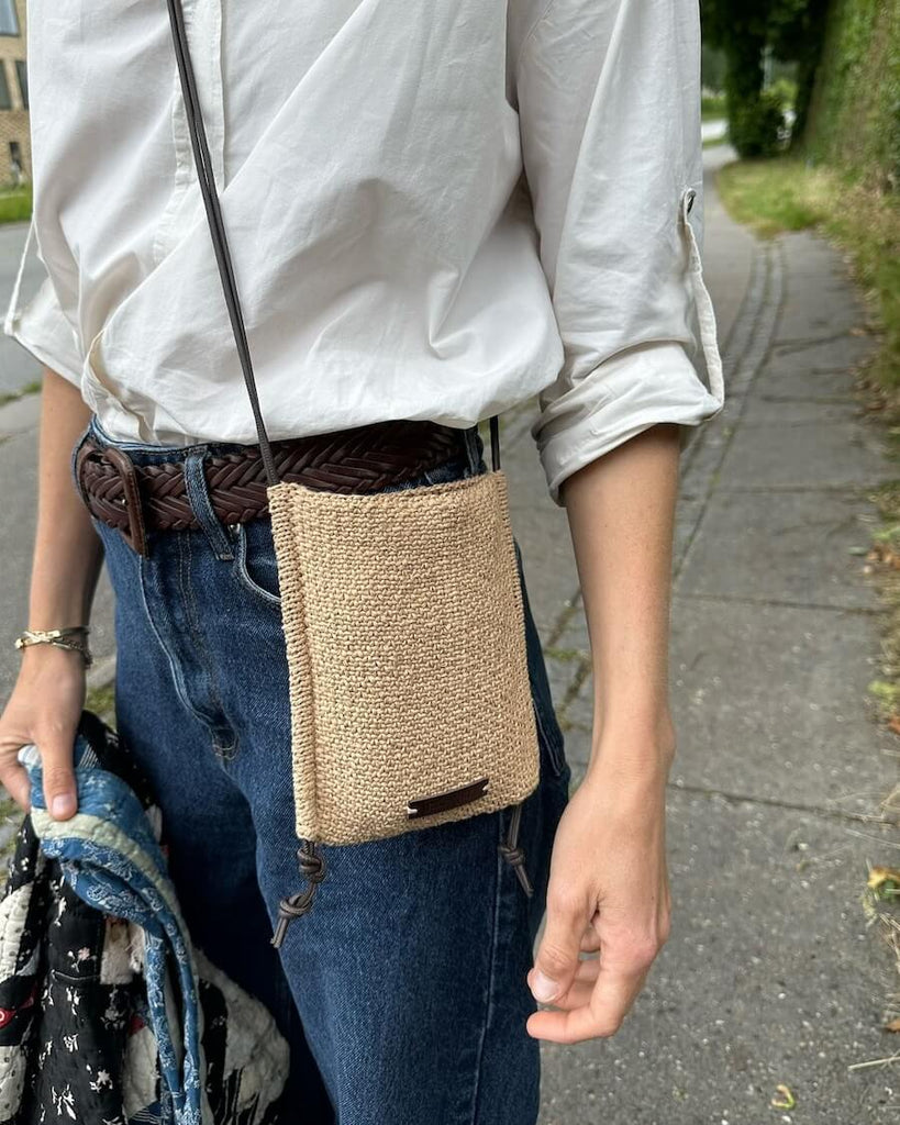 Kvinde med naturfarvet Sienna Bag