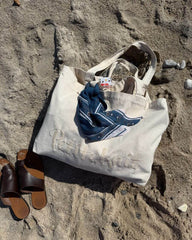 Signature Shopper i canvas liggende i sandet