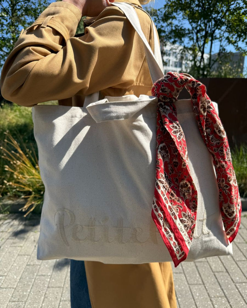 Kvinde med Signature Shopper i canvas