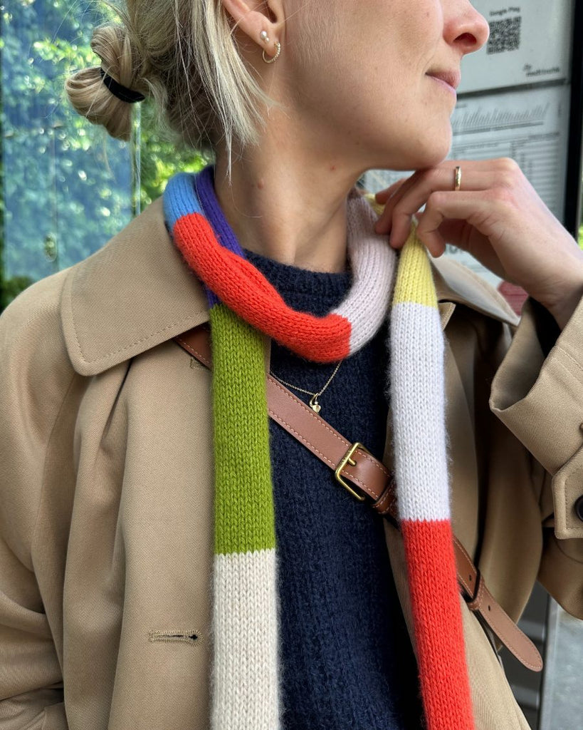 Kvinde iført multifarvet Sister Scarf