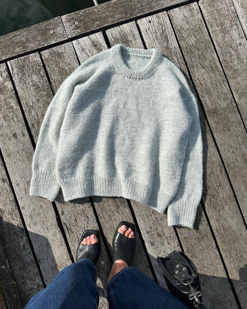 Liggebillede af lysegrå Sonja Sweater