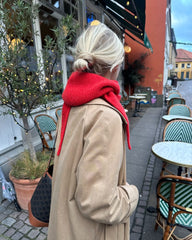 Kvinde iført rød Sophie Hood set bagfra