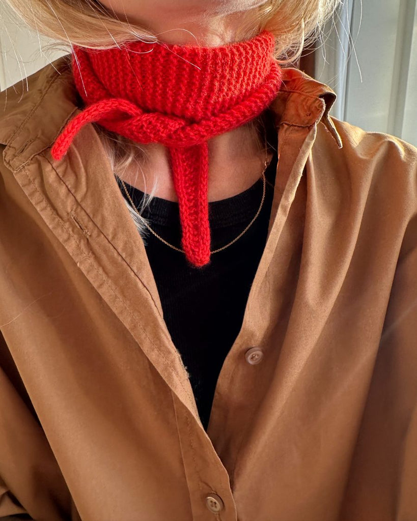 Kvinde med rødt Sophie Scarf