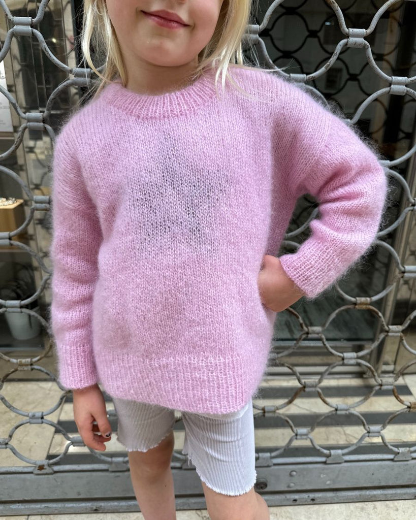 Pige iført lyserød Stockholm Sweater Junior