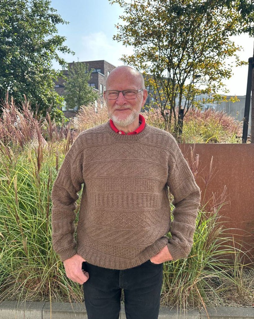 Mand iført brun Storm Sweater Man