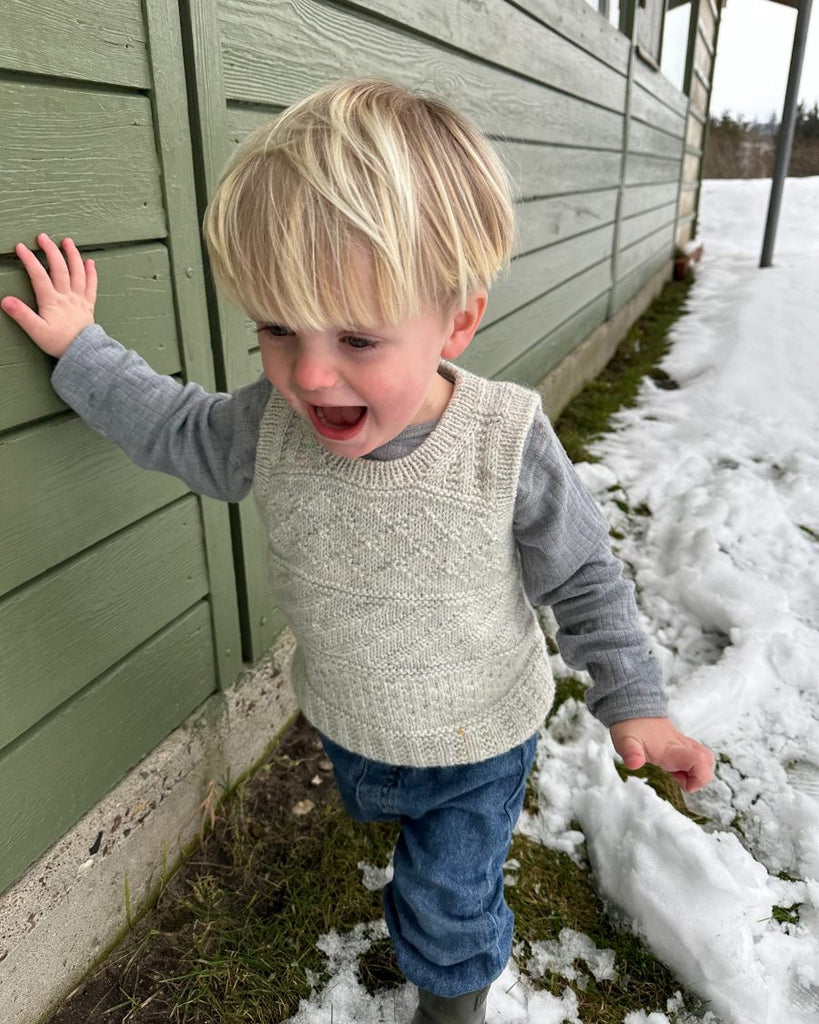 Dreng iført lysegrå Storm Slipover Junior