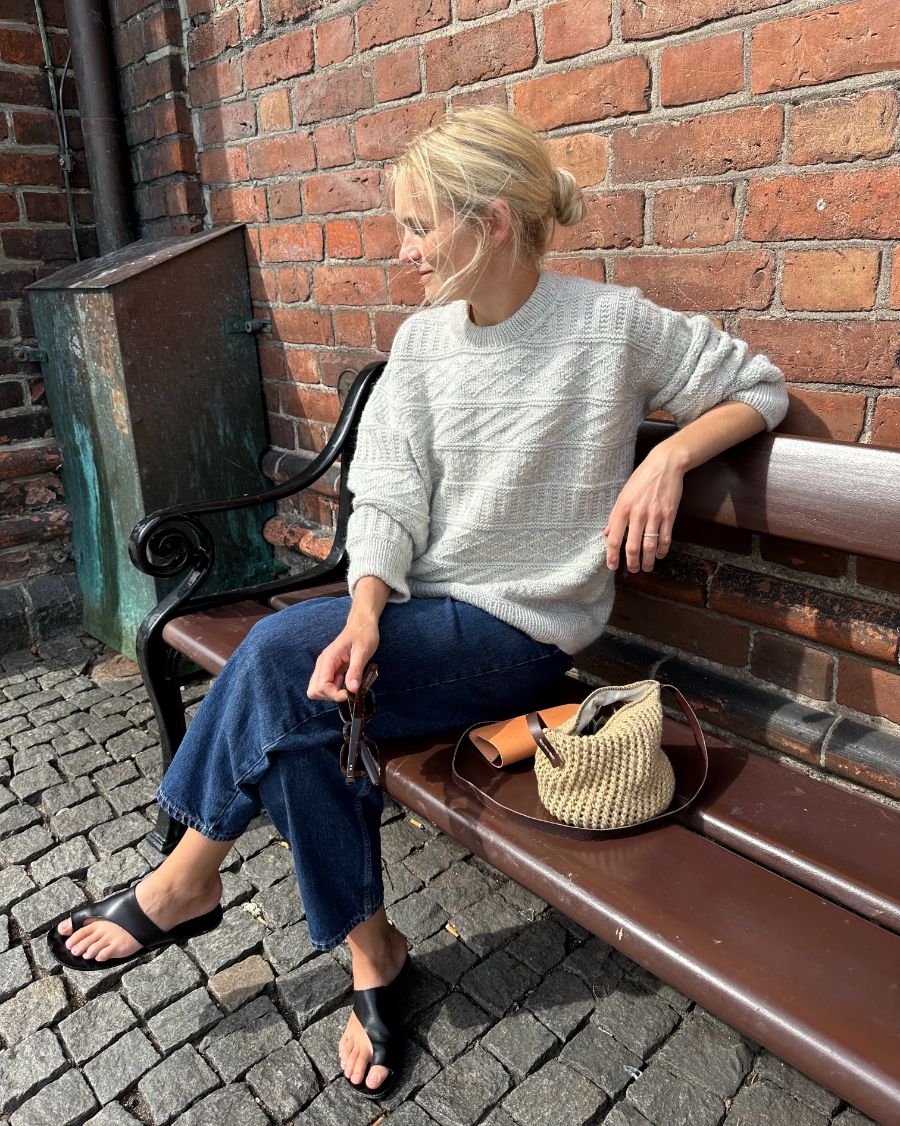 Kvinde iført lysegrå Storm Sweater