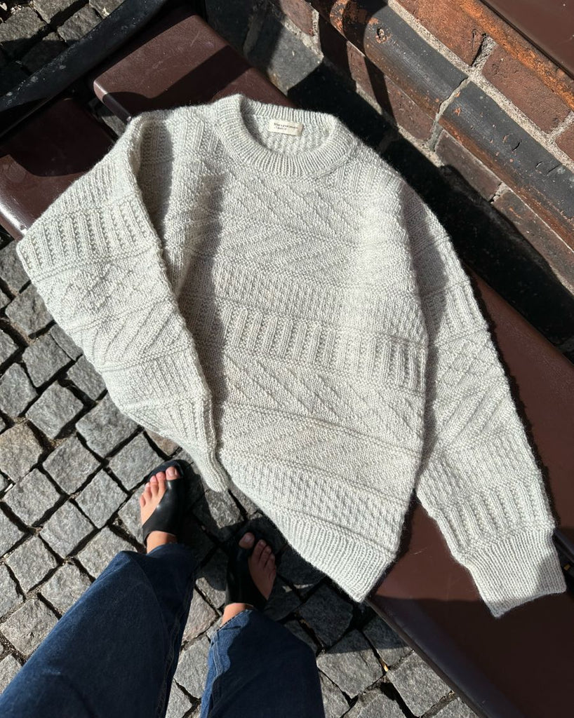 Lysegrå Storm Sweater på bænk