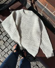 Lysegrå Storm Sweater på bænk