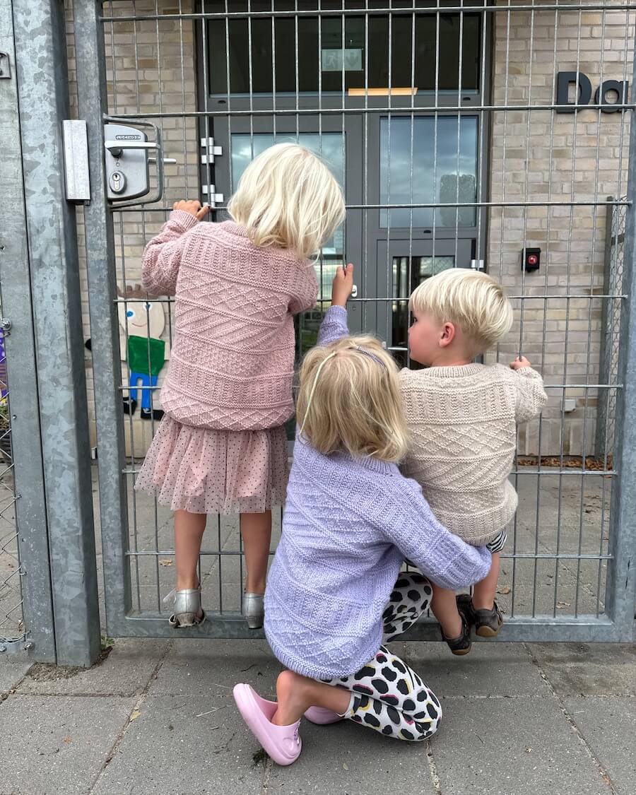 Tre børn i Storm Sweater Junior i assorterede farver