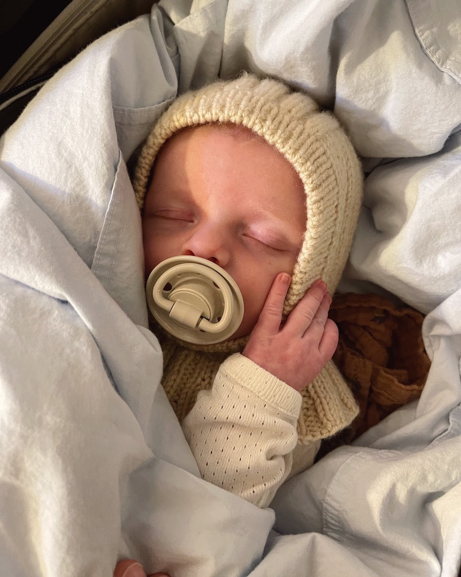 Baby iført gul Sunday Balaclava Baby
