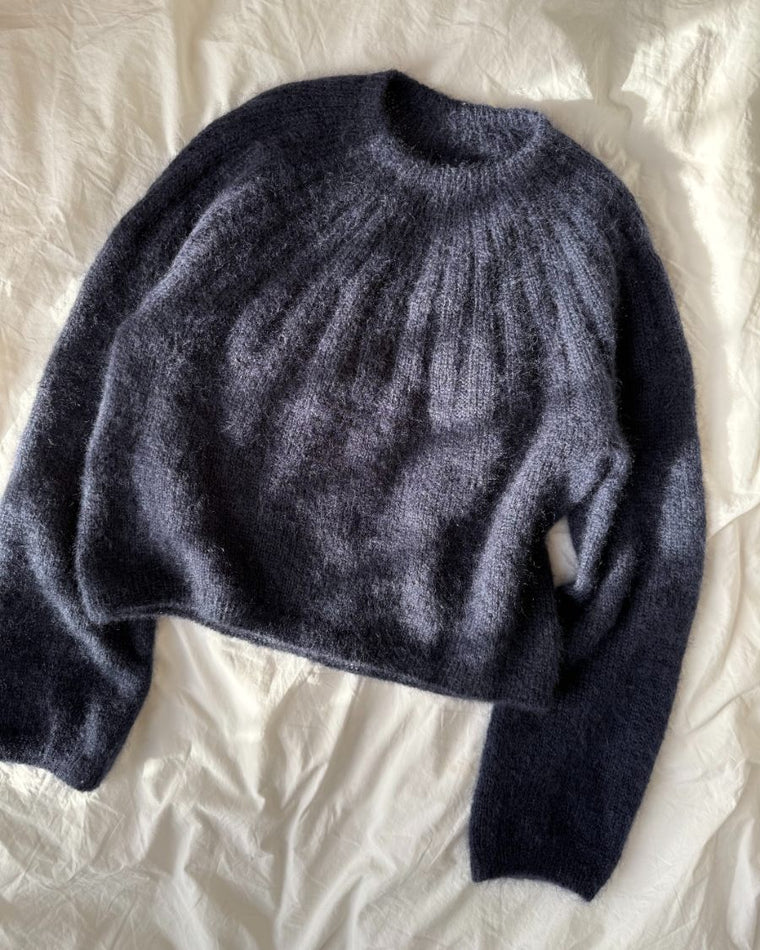 Kvinde med blå Sunday Sweater - Mohair Edition