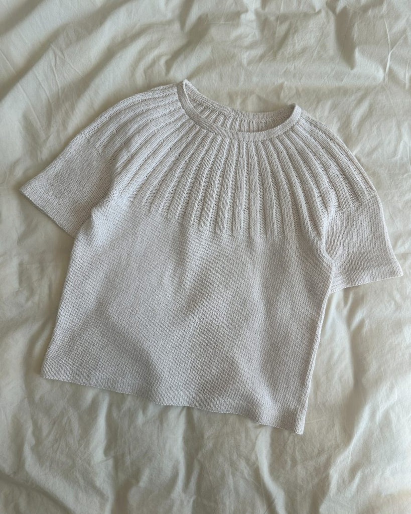 Liggebillede af hvid Sunday Tee