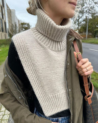 Kvinde med hvid Terrazzo Neck
