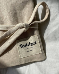 Nærbillede af Petiteknit label på pindeetui