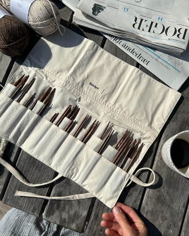 Knitter's Needle Case med udskiftelige rundpinde i økologisk bomuld