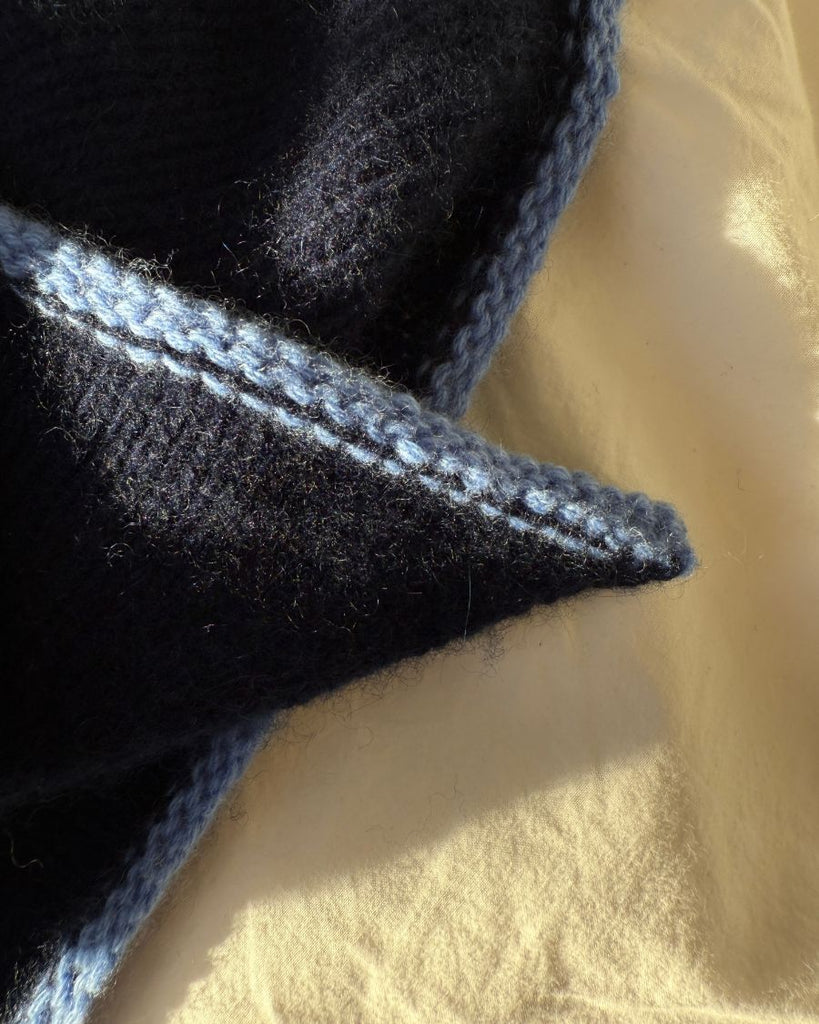 Detaljebillede af kanten på blåt Uma Scarf