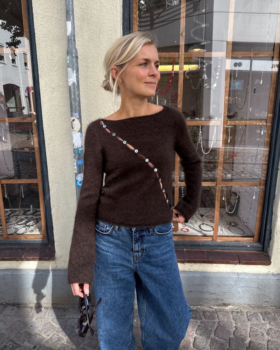 Kvinde iført brun Valerie Blouse