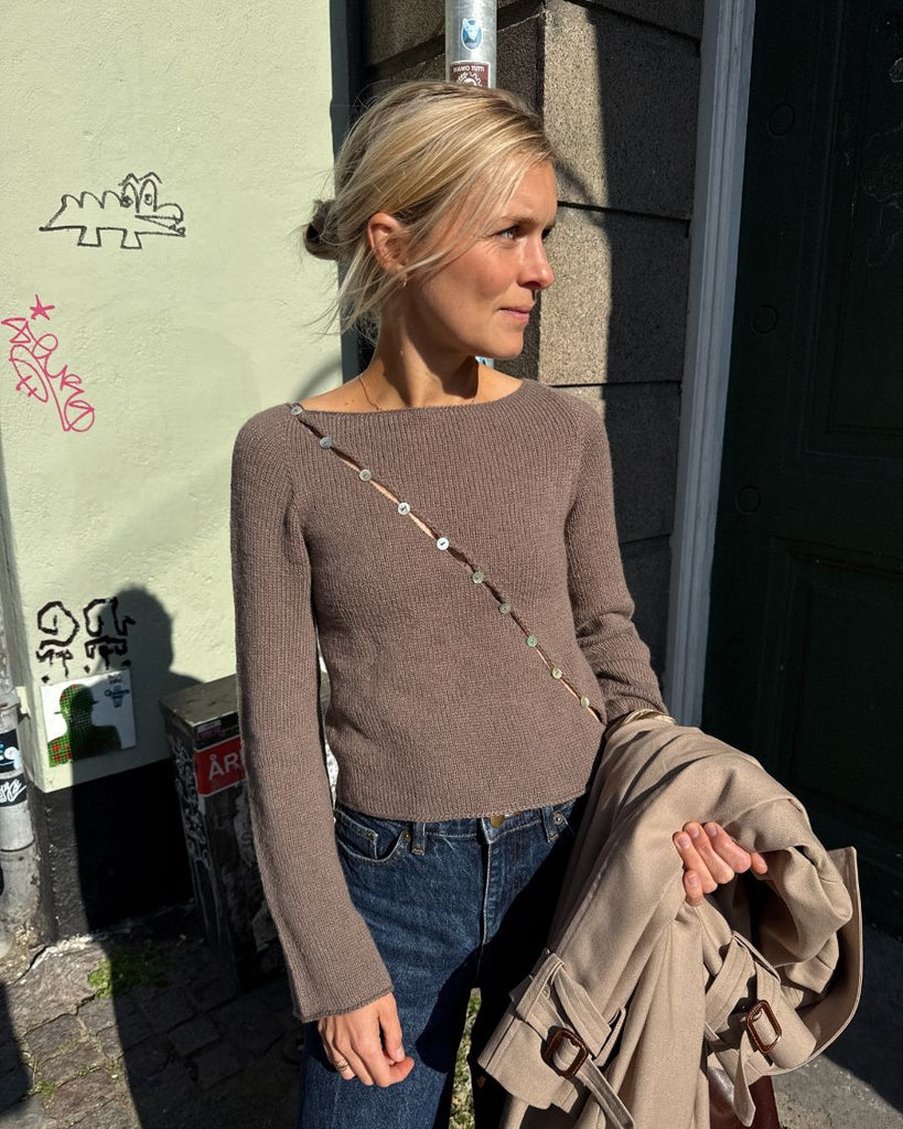 Kvinde iført beige Valerie Blouse