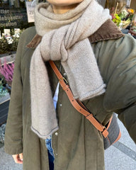 Kvinde iført beige Vienna Scarf