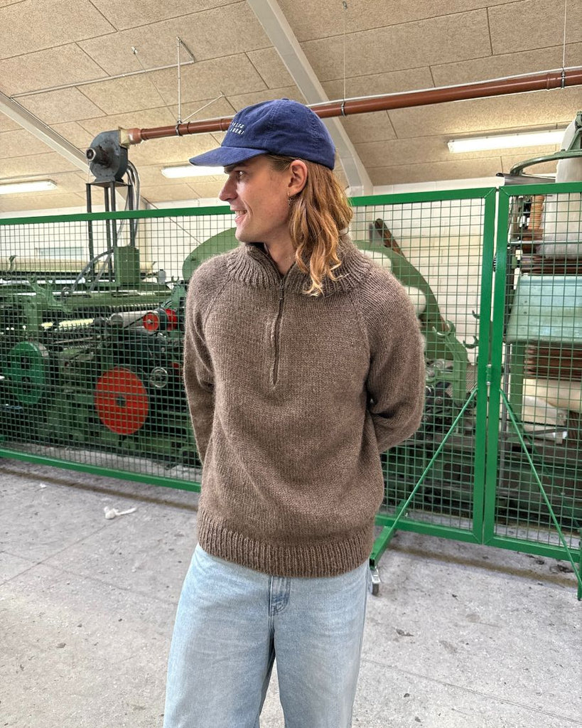 Mand iført brun Zipper Sweater Man