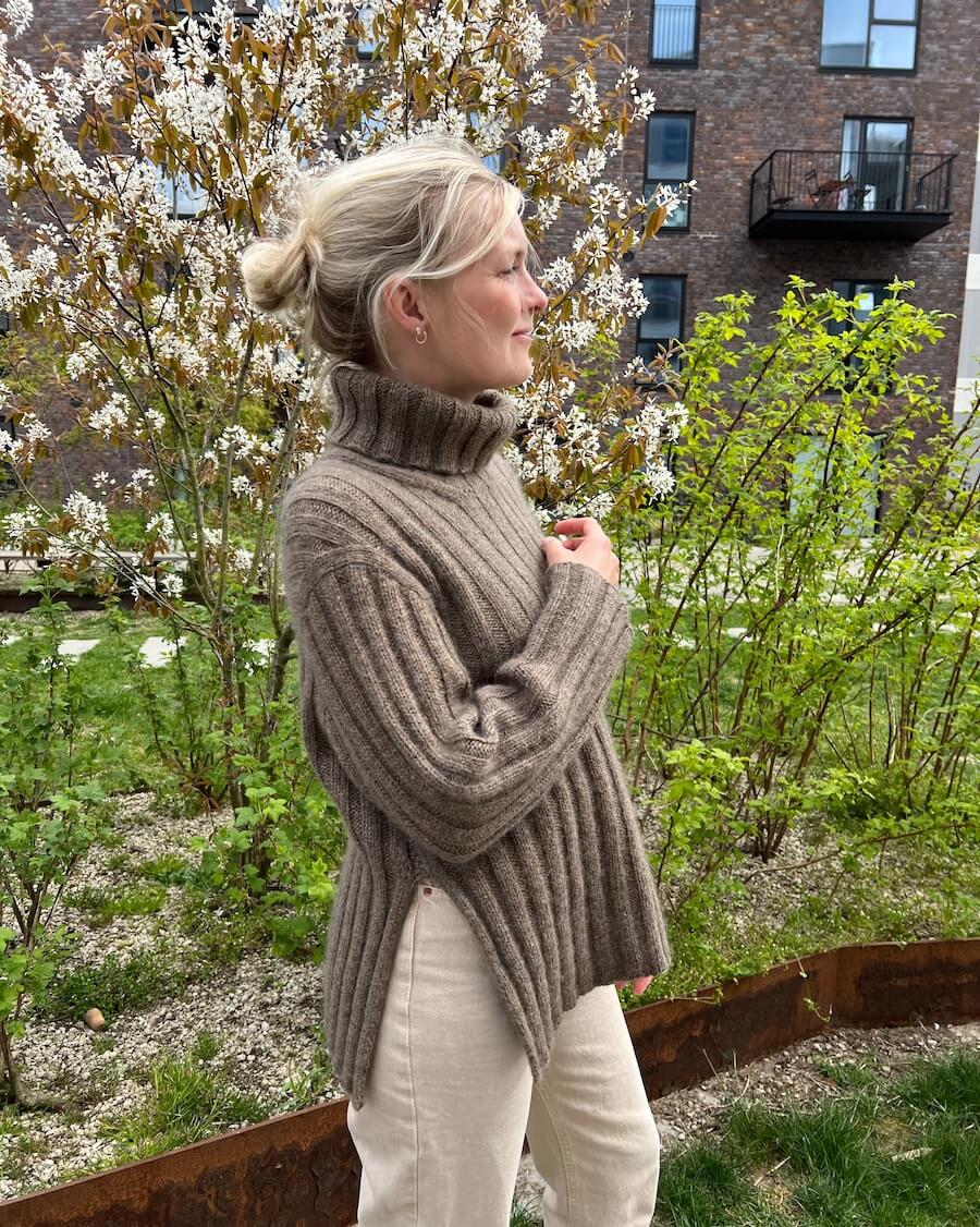 Kvinde iført brun Hazel Sweater