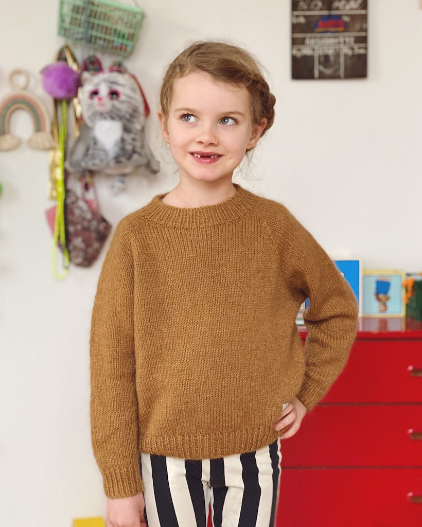Barn iført brun Ingen Dikkedarer Sweater Junior