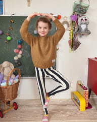 Barn iført brun Ingen Dikkedarer Sweater Junior