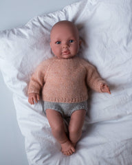 Ingen dikkedarer sweater til Asi dukke fra Petiteknit dukkestrik