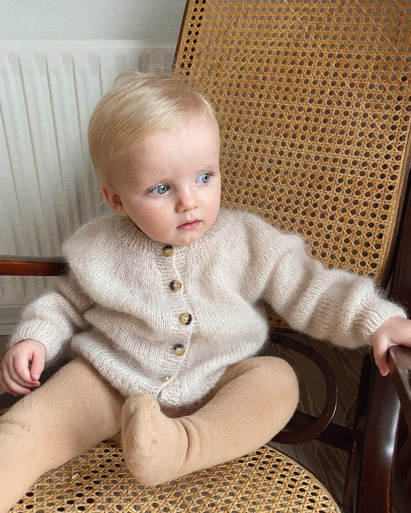 Barn iført hvid Novice Cardigan Mini – Mohair Edition