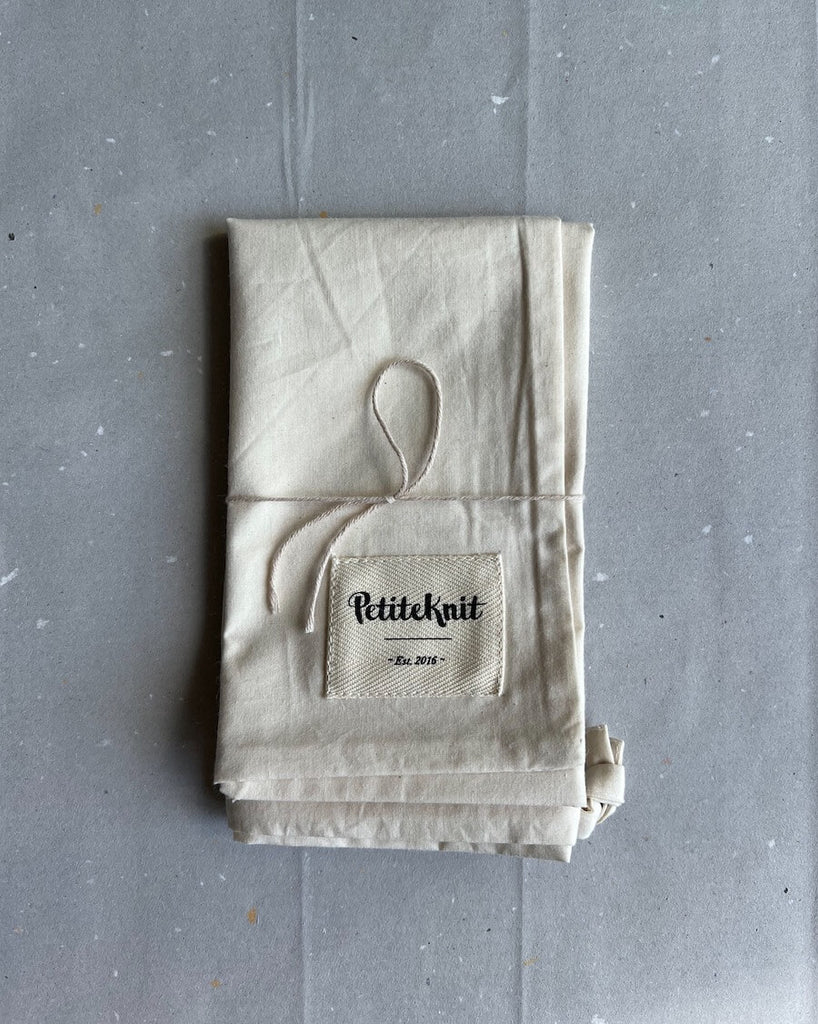 Sammenfoldet knitter's string bag i natur