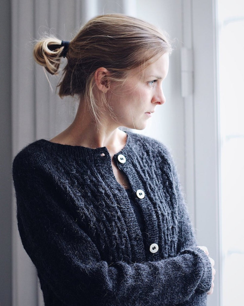 Kvinde iført mørkegrå Klassisk Smock Cardigan