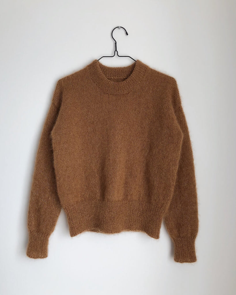 Kamelfarvet Stockholm Sweater på bøjle