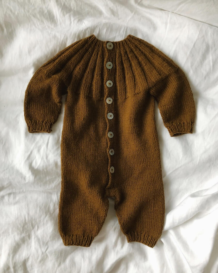 Baby iført brunt Sunday Suit 