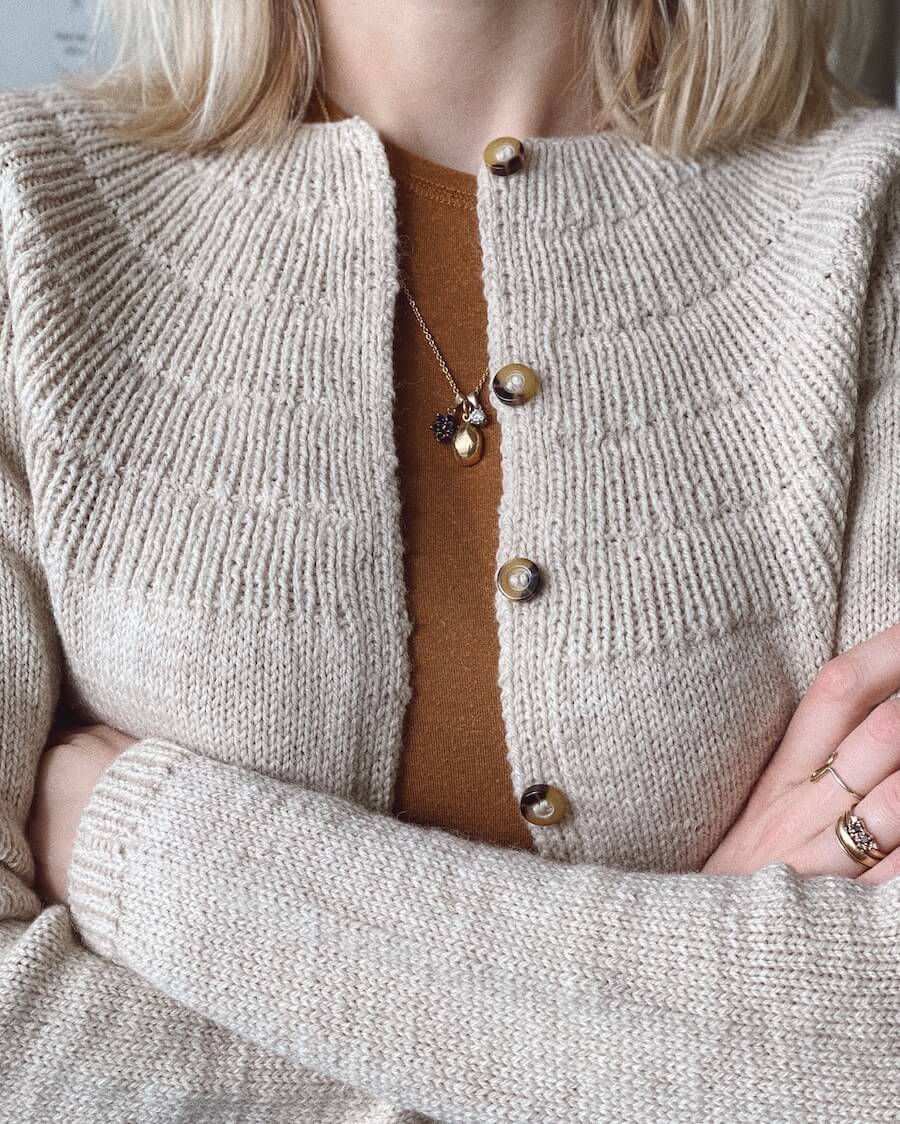 Closeup af kvinde i Ankers Cardigan – My Size