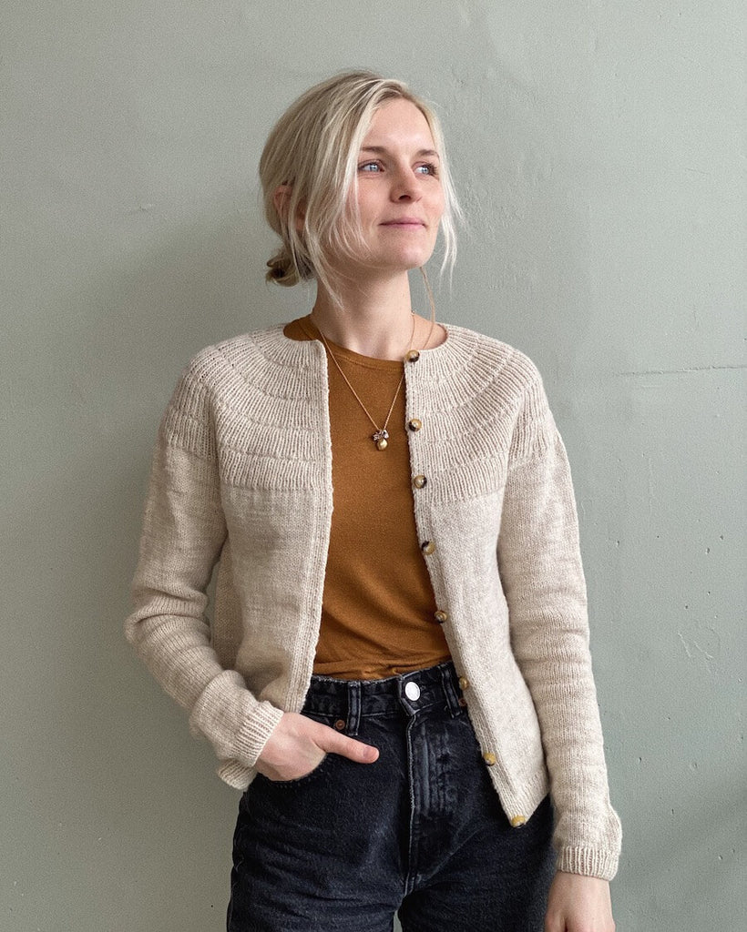 Kvinde iført hvid Ankers Cardigan – My Size